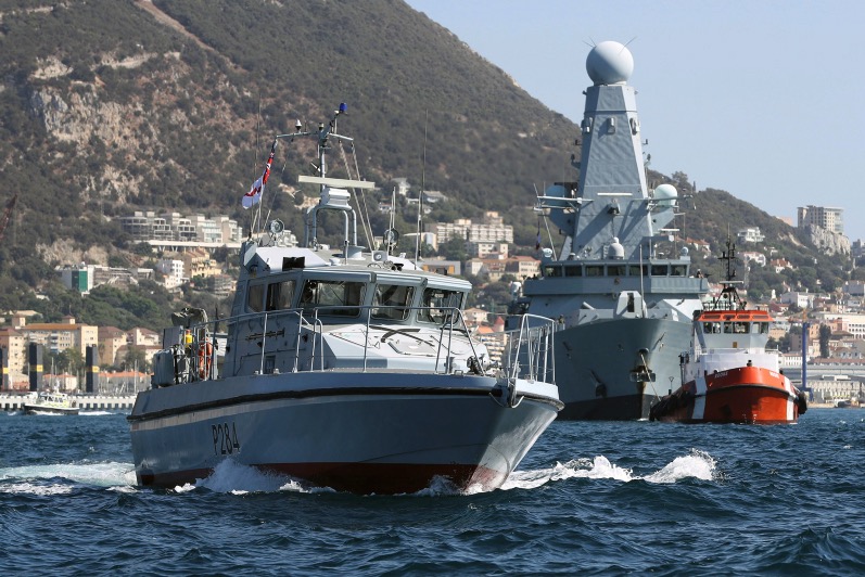 royal-navy-fire-flares-at-spanish-vessel-in-gibraltar
