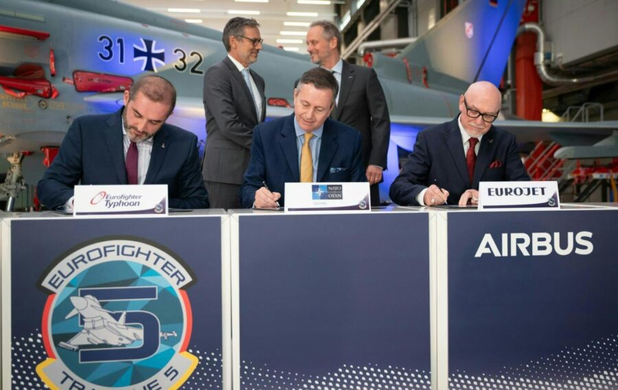Back row, left to right: Jens Plötner, Staatssekretär im Bundesministerium der Verteidigung shakes hands with Michael Schoellhorn Chief Executive Officer (CEO) of Airbus Defence and Space. Front row, left to right: Jorge Tamarit-Degenhardt, CEO Eurofighter Jagdflugzeug GmbH; Simon Ellard, GM NETMA; Ralf Breiling, CEO EUROJET Turbo GmbH.