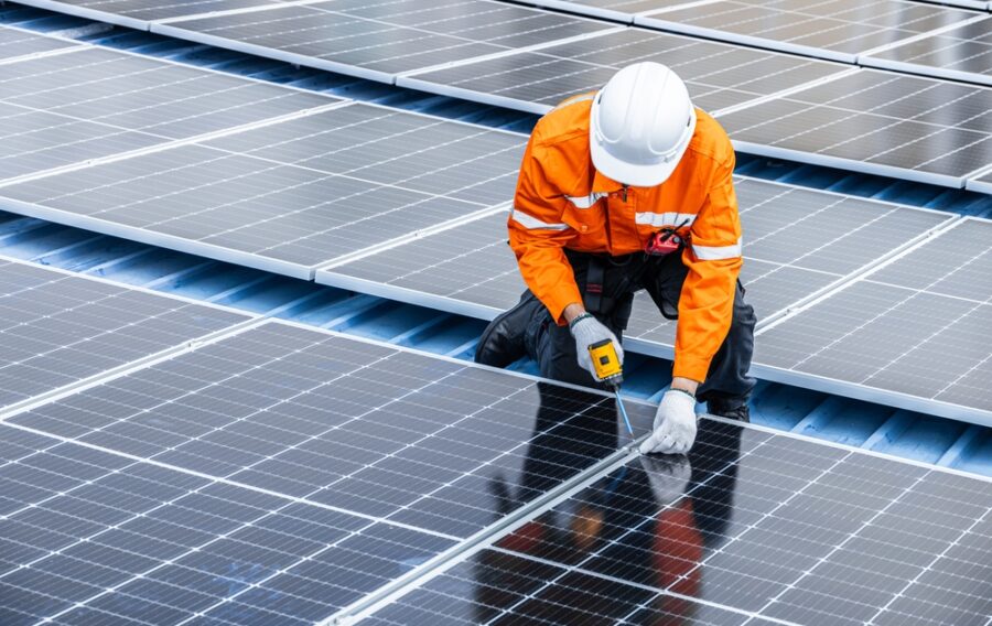 The UK Government has confirmed a significant expansion of the Great British Energy solar programme, with new funding to deploy renewable energy systems across schools, NHS sites, and military facilities